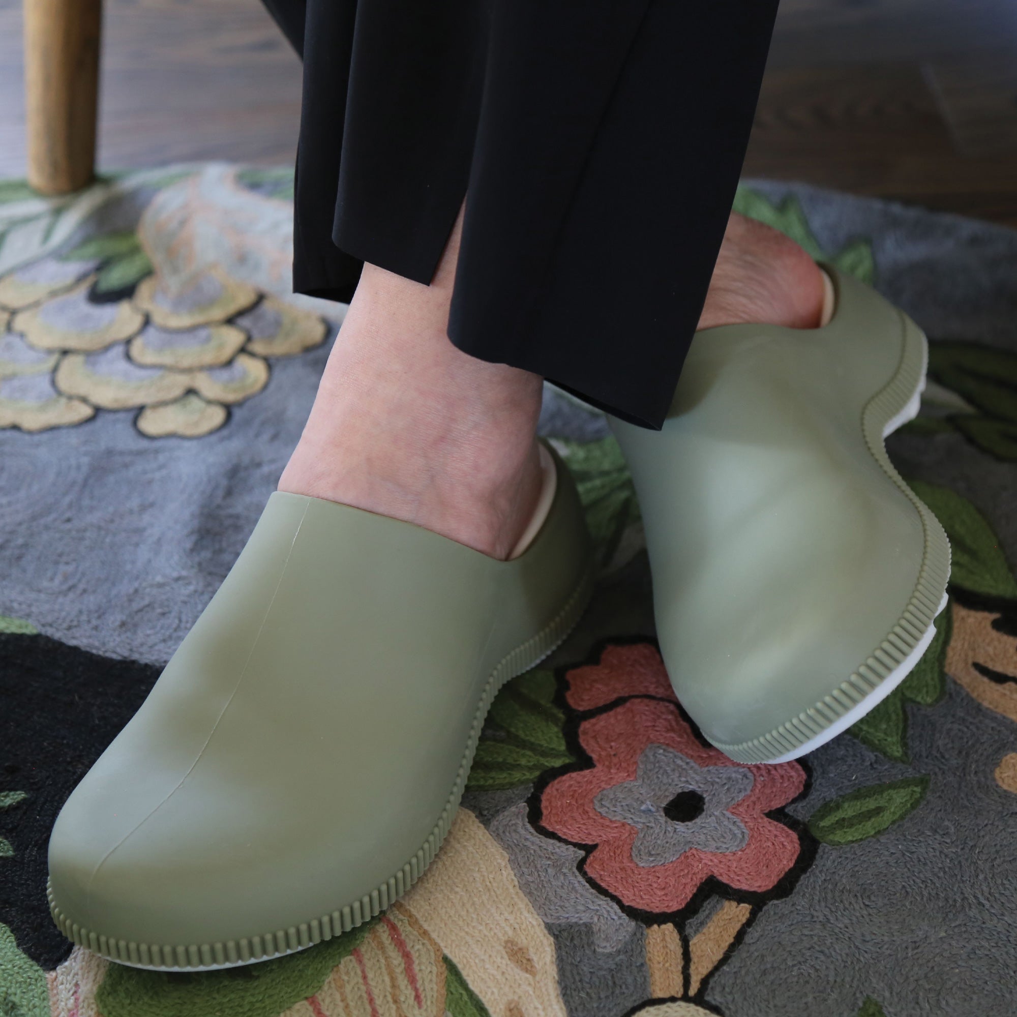 Sven peep hot sale toe clogs